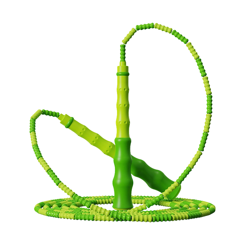 Учащиеся начальной школы TS-18 начинают учиться прыжкам на бамбуковой скакалке